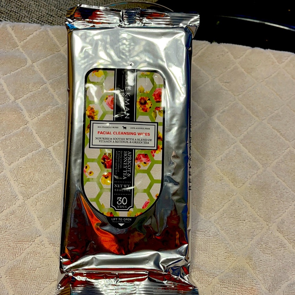 Berkman facial cleansing wipes recording honey tea